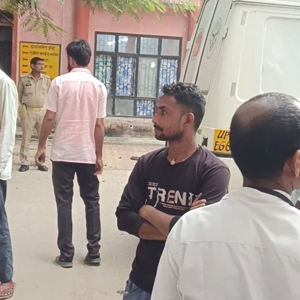 महराजगंज में अनियंत्रित बाइक से गिरकर महिला की मौत:रक्षाबंधन मनाकर घर लौटते समय हुआ हादसा, जिला अस्पताल में मृत घोषित