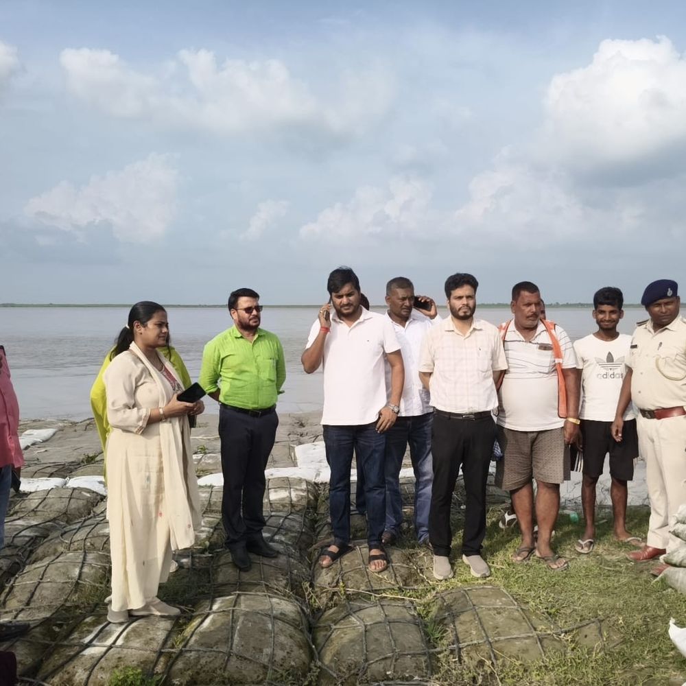 गोपालगंज में गंडक का बढ़ा जलस्तर, प्रशासन अलर्ट:निचले इलाकों में माइकिंग, SDM आपदा-SDO ने किया निरीक्षण; ऊंचे स्थानों पर जाने की अपील
