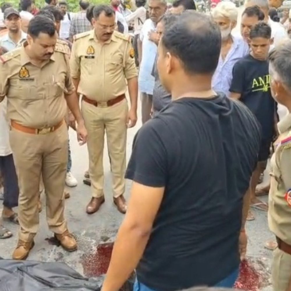 हापुड़ में ट्रक की टक्कर से बाइक सवार की मौत:दो लोग गंभीर रूप से घायल, जिम से लौटते समय हुआ हादसा, 20 मीटर तक घसीटा