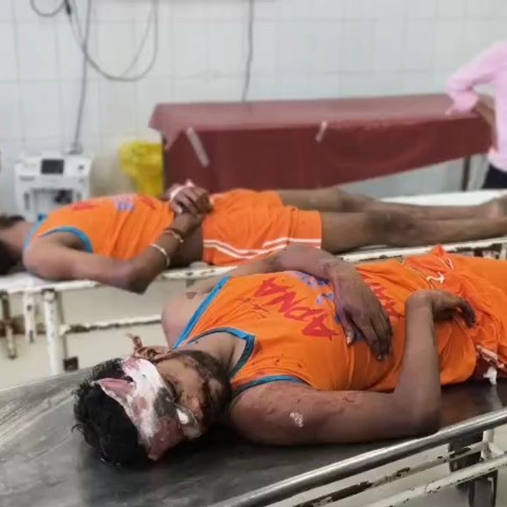 दुर्गावती हाईवे पर कार-ट्रक भिड़ंत में 2 की मौत:काशी विश्वनाथ दर्शन कर लौट रहे अरवल के 3 दोस्त घायल