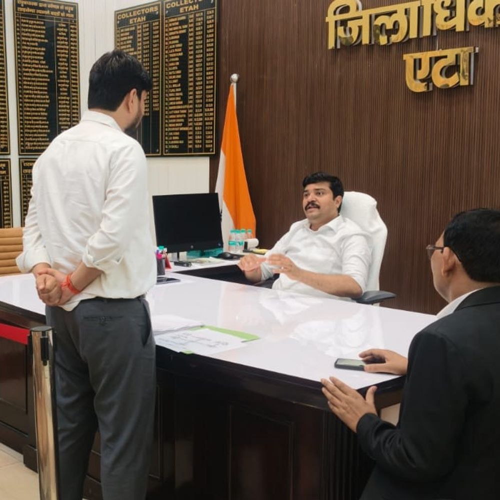 एससी-एसटी अनुदान में पात्रता पर सख्ती:एटा में डीएम बोले- अपात्रों को न दिया जाए लाभ