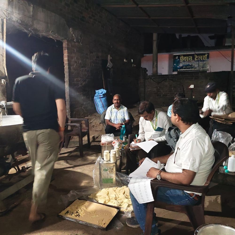 कानपुर देहात में मिलावटखोरों पर खाद्य विभाग का शिकंजा:विशेष अभियान में 7 नमूने लिए, हानिकारक रसायन मिलने पर FIR