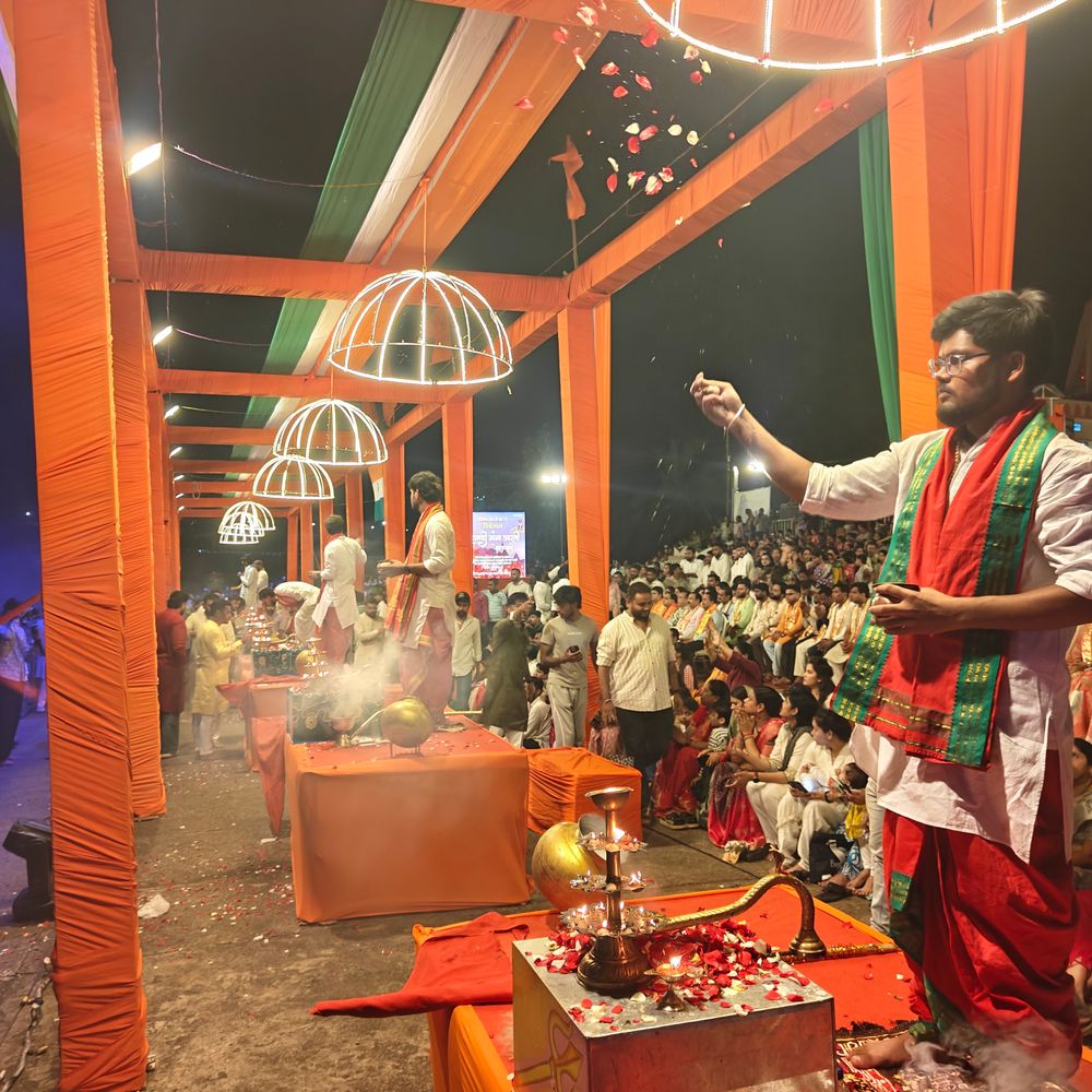 महानदी तट पर काशी की तर्ज पर गंगा आरती:धमतरी में दूसरे सोमवार को उमड़ी श्रद्धालुओं की भारी भीड़, गूंजे हर-हर महादेव के जयकारे