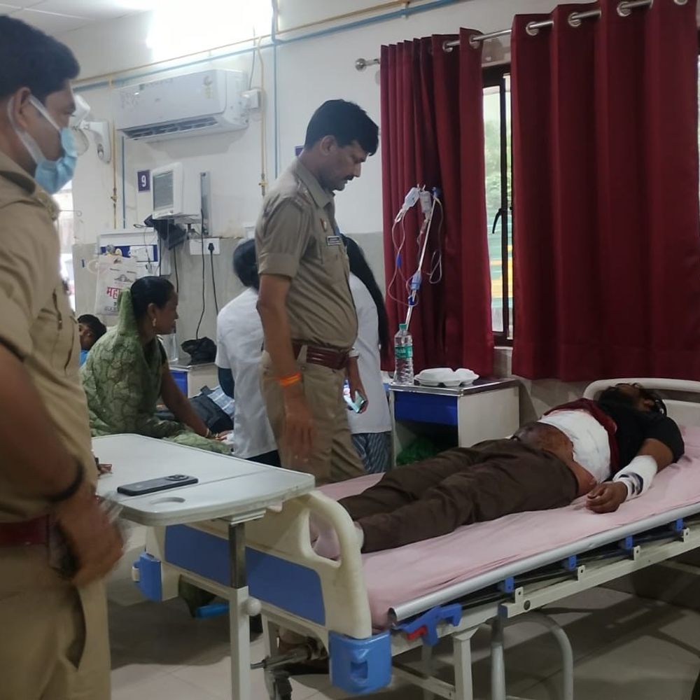 प्रेमिका से मिलने पहुंचे युवक पर चाकू से हमला:पीलीभीत में हाईवे किनारे खाई में घायल मिला, हालत गंभीर