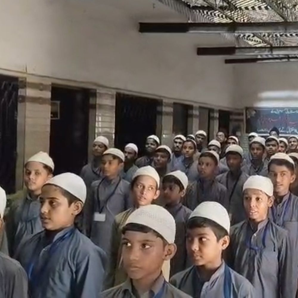 मदरसे के छात्रों और शिक्षकों ने गाया राष्ट्रगान:प्रयागराज में अनवारुल उलूम में लगे देशभक्ति के नारे, निकाली तिरंगा यात्रा