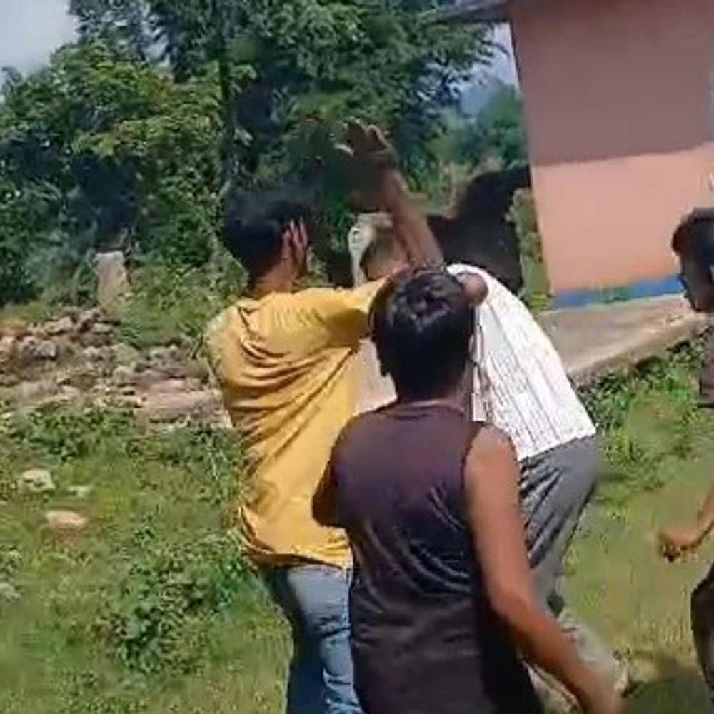 जमुई में ग्रामीणों ने प्रिंसिपल को पीटा:फुटबॉल लेने से रोका था, लोगों ने 2 घंटे बंधक बनाया, फिर लाठी-डंडे और ईंट-पत्थर से हमला