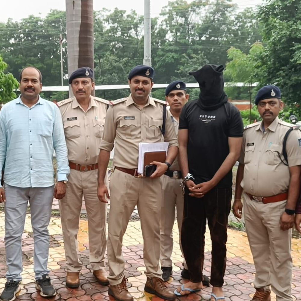 बुरहानपुर में बड़वानी का हथियार तस्कर गिरफ्तार:13 पिस्टल, 45 कारतूस और बाइक जब्त, दो दिन की पुलिस रिमांड पर गया आरोपी