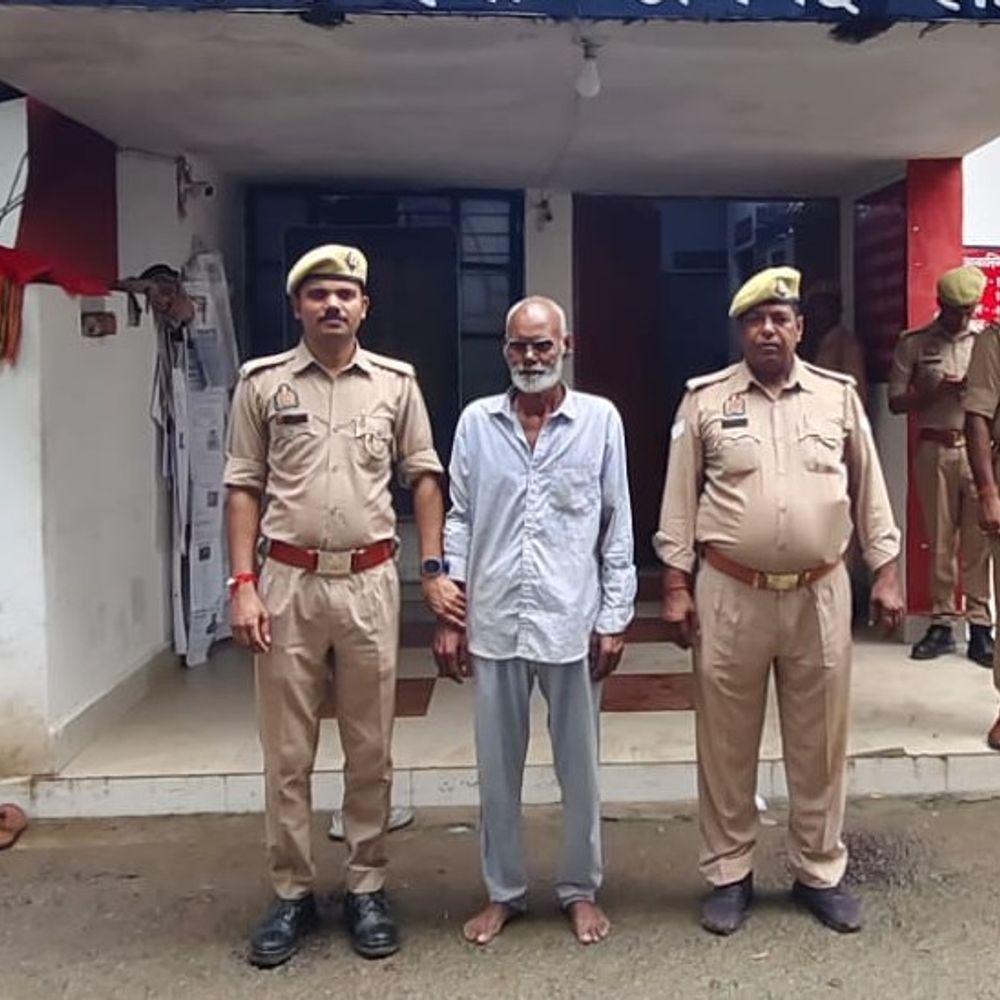 पिता पर नाबालिग बेटी से दुष्कर्म का आरोप, गिरफ्तार:सीतापुर में जान से मारने की धमकी देने की शिकायत पर FIR