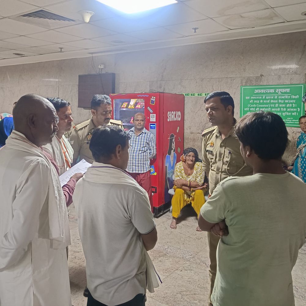 ग्रेटर नोएडा में लाइसेंसी पिस्टल से चली गोली, किशोर घायल:चारपाई पर बैठे युवक के पिस्टल निकालते ही फायर हुआ, पेट में लगी