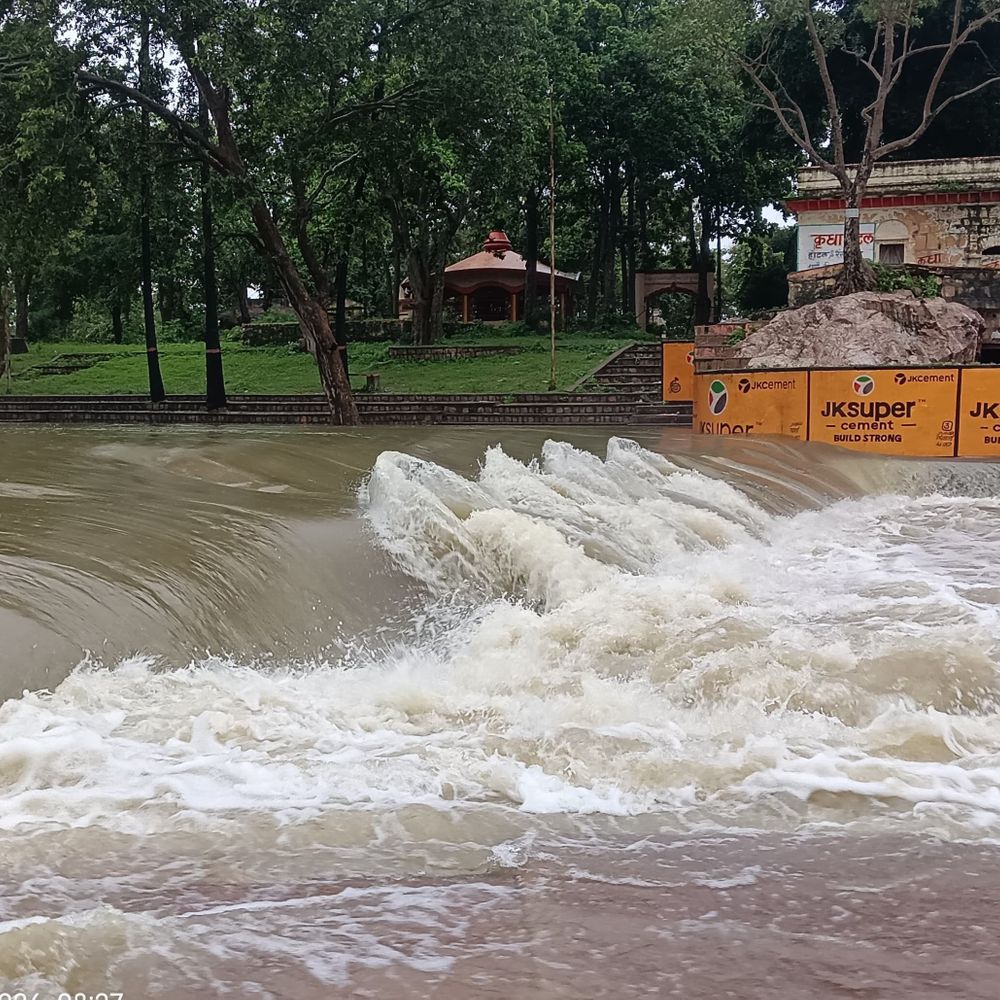 टीकमगढ़ में बारिश से सुजारा बांध के 6 गेट खुले:कलेक्टर की अपील के उलट उफनता नाला पार कर रहे लोग