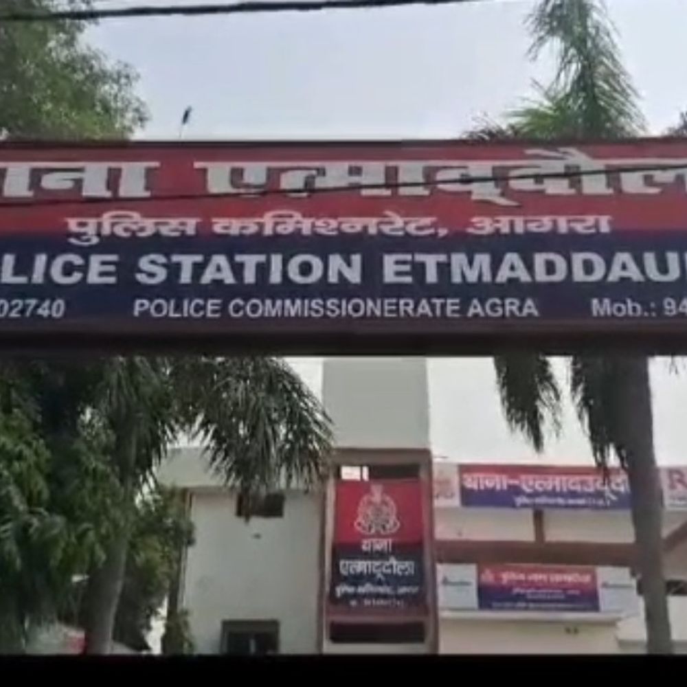 निर्माणाधीन मकान की छत-दीवार गिरी, राजमिस्त्री की मौत:आगरा में मकान मालिक पर इलाज में देरी का आरोप, एक मजदूर की हालत गंभीर