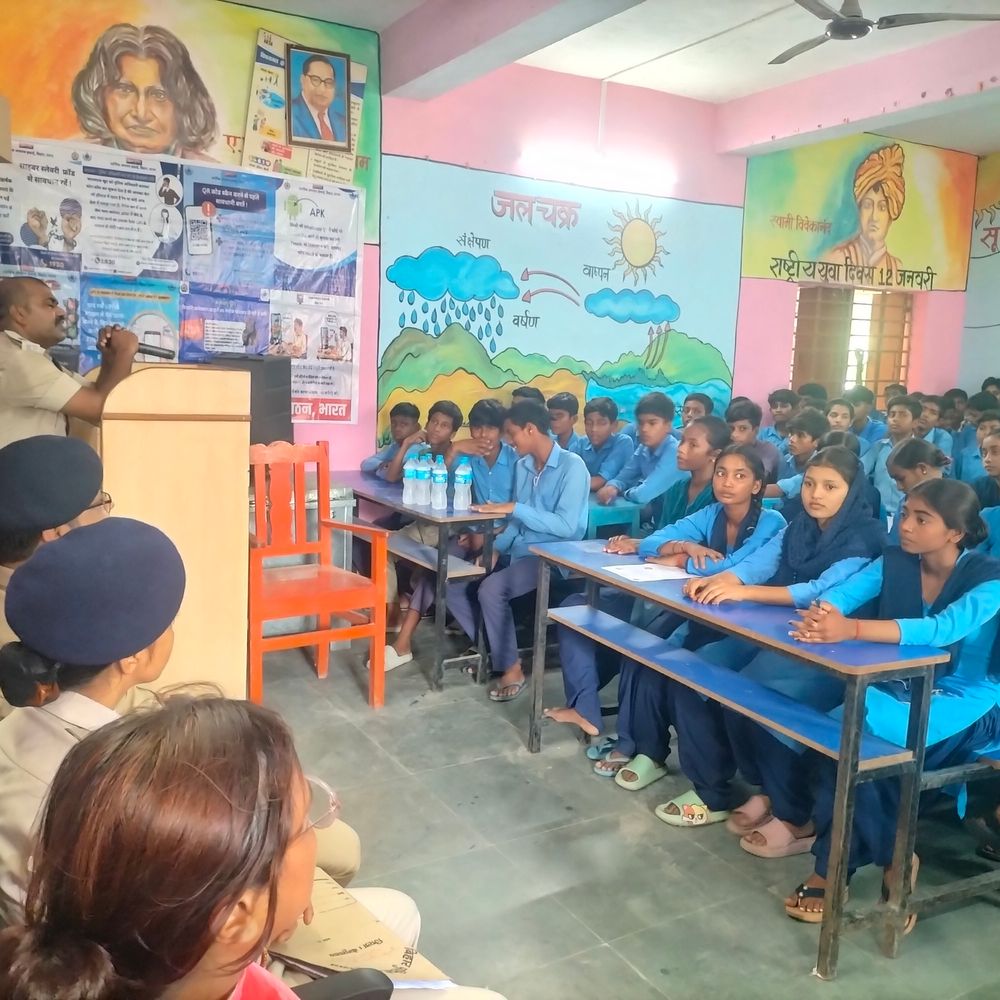 परना हाईस्कूल में साइबर जागरूकता अभियान:बच्चों को ऑनलाइन अपराध से बचने की दी गई जानकारी