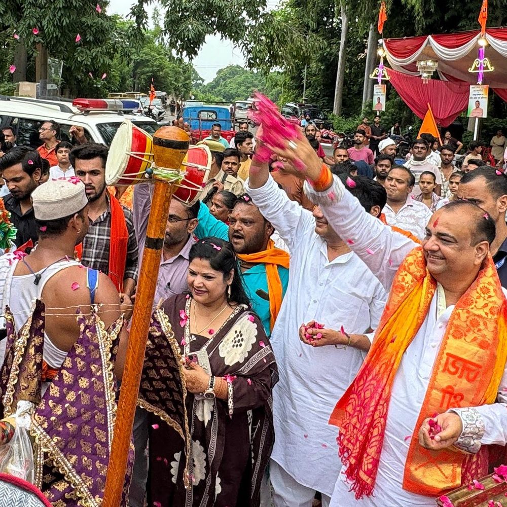 कांवड़ियों का रामपुर में स्वागत, विधायक ने बरसाए फूल:पूर्व मंत्री शिव बहादुर सक्सेना ने बेटे से की मुलाकात