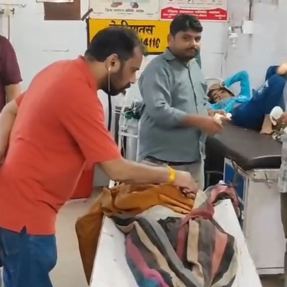 महोबा में मकान ढहने से बुजुर्ग दंपति की मौत:मूसलाधार बारिश के बाद हादसा, 5 साल की नातिन घायल
