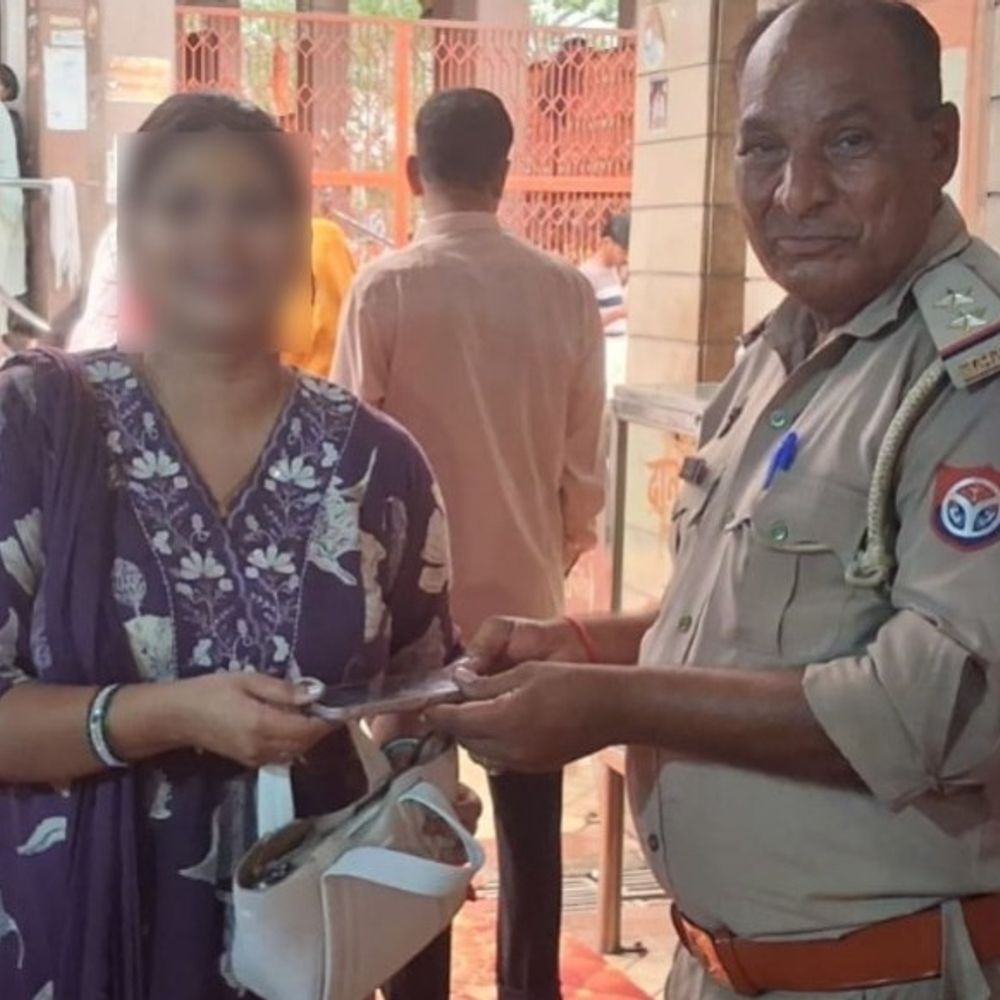 बालैनी पुलिस ने महिला श्रद्धालु का हैंडबैग बरामद किया:पुरा महादेव मंदिर से गुम हुआ बैग लौटाया