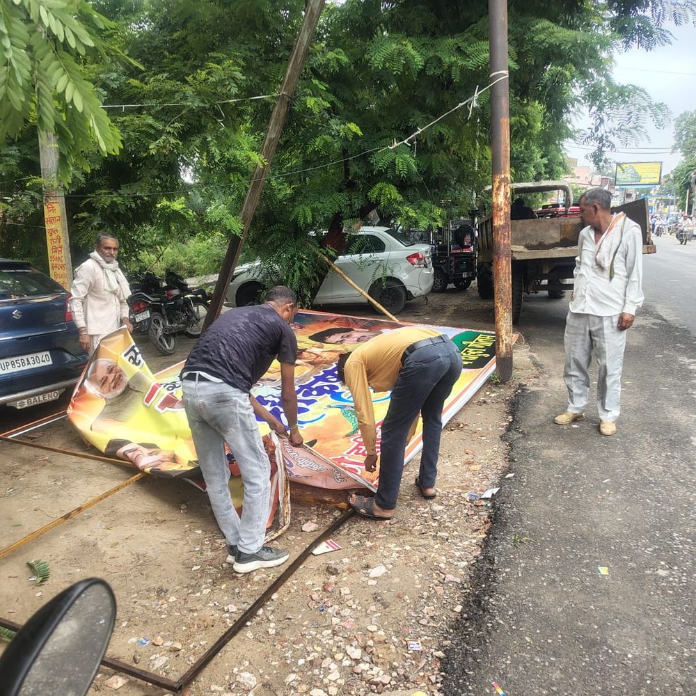 मथुरा में 229 अवैध होर्डिंग्स हटाए गए:जन्माष्टमी से पहले नगर निगम ने चलाया अभियान, कार्रवाई जारी