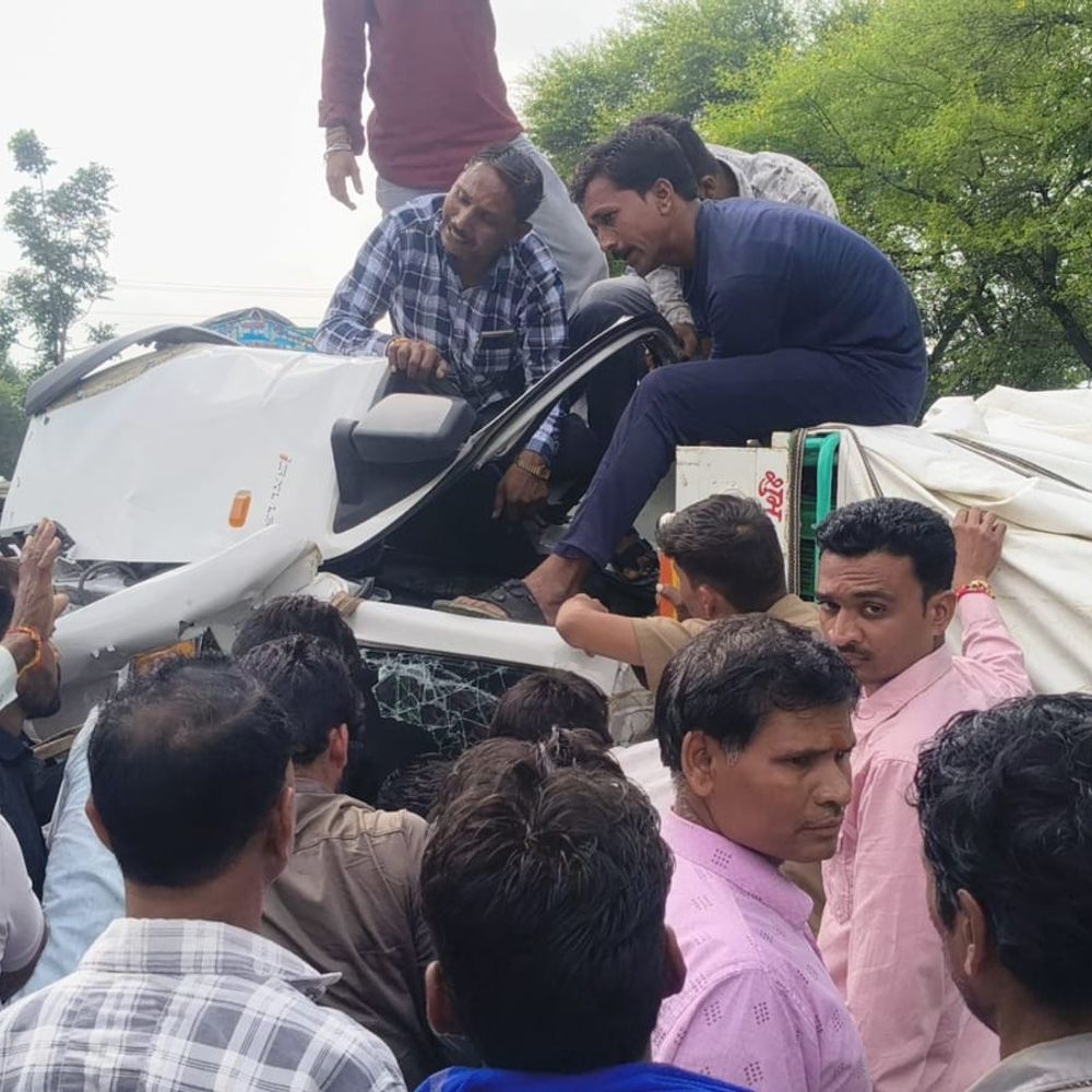 महू-नसीराबाद हाईवे पर लोडिंग टेम्पो पलटा:महाराष्ट्र से केला ले जा रहा था, चालक के पैर में आया फ्रैक्चर