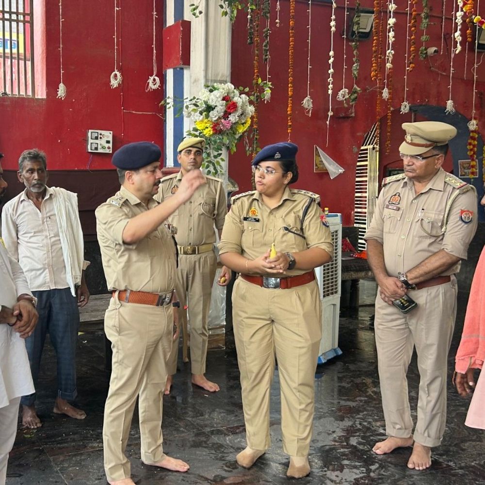 संभल एसपी ने श्रावण के अंतिम सोमवार की सुरक्षा जांची:पातालेश्वर मंदिर, नरौरा बॉर्डर पर व्यवस्थाएं देखीं, जलाभिषेक किया