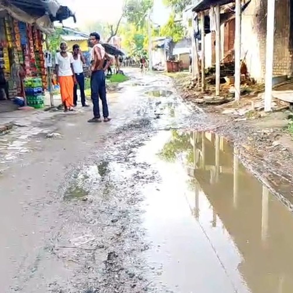 उन्नाव में 10 हजार लोगों का रास्ता गड्ढों में बदला:गंगाबख्श खेड़ा की सड़क पर जलभराव; स्कूल आने-जाने में परेशानी