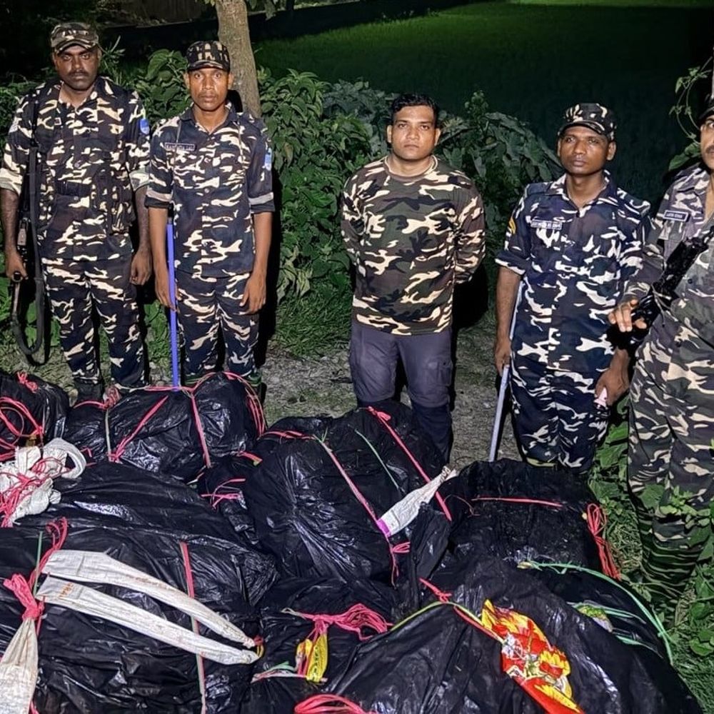 भारत-नेपाल बॉर्डर पर 303.9 KG गांजा जब्त:SSB को देख तस्कर बोरी फेंक नेपाल भागे, कीमत 1.21 करोड़ रुपए