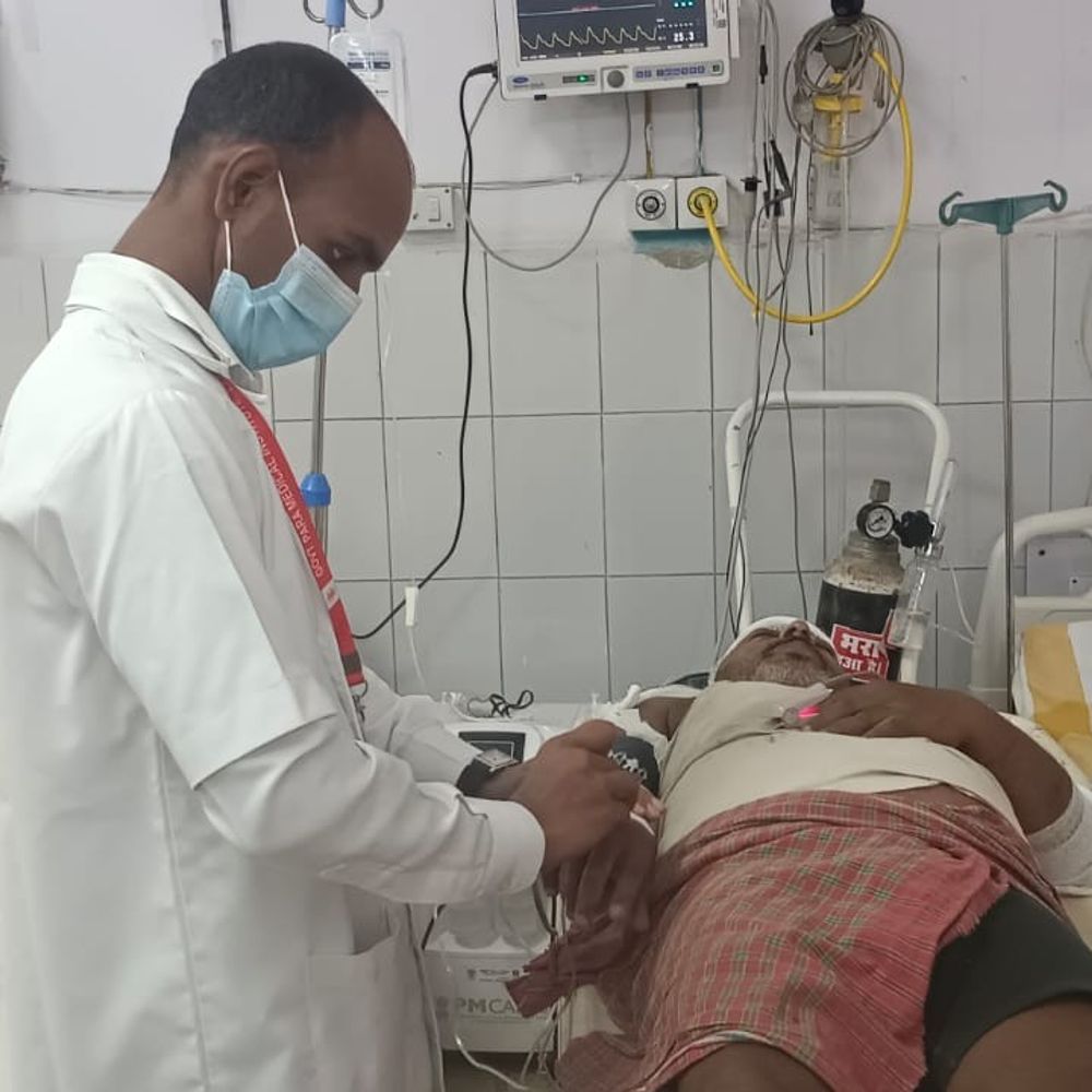 लखीसराय में जमीन बंटवारे को लेकर दो भाइयों में मारपीट:दोनों पक्षों में चले लाठी-डंडे, 1 घायल; परिजनों ने पहुंचाया अस्पताल, रेफर