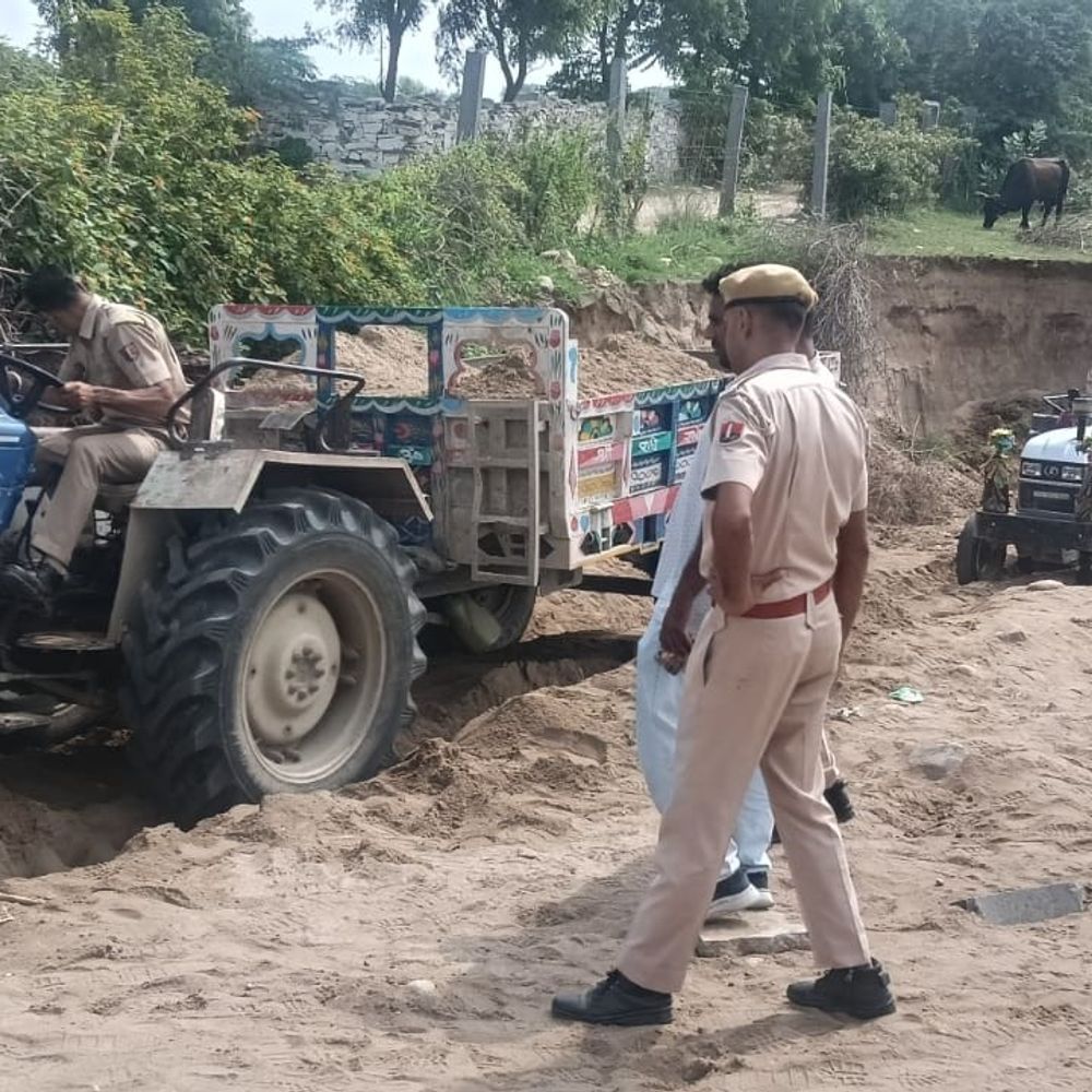 बनास नदी में अवैध बजरी खनन पकड़ा:कांकरोली पुलिस ने 6 ट्रैक्टर जब्त किए, अब खनिज विभाग करेगा कार्रवाई