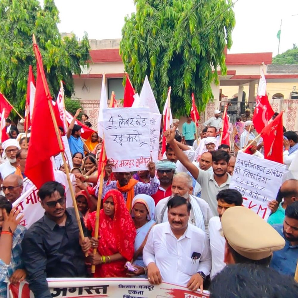 संयुक्त किसान मोर्चा ने राष्ट्रपति को भेजा मांग पत्र:सुल्तानपुर में ‘जेल भरो’ आंदोलन के तहत उठाई गईं मांगें, कलेक्ट्रेट पर किया प्रदर्शन
