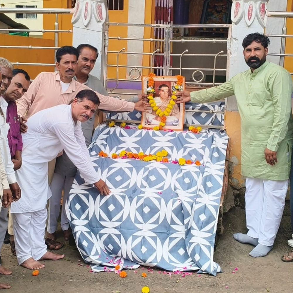 कांग्रेस कार्यकर्ताओं ने राजीव गांधी की जयंती मनाई:अस्पताल में मरीजों को फल वितरित किए, श्रद्धांजलि सभा में हुए शामिल