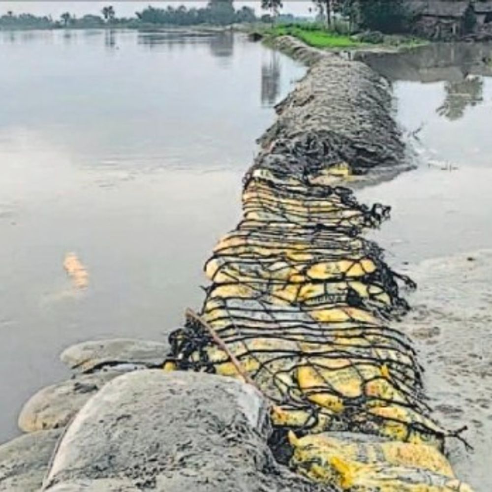 सरयू उफान पर, गायघाट में रिंग बांध कटा:प्रशासन ने तत्काल रोकी कटान, खतरा निशान से 5 सेमी नीचे सरयू