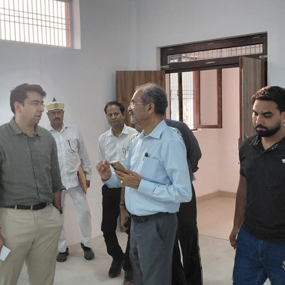 हाथरस में जिलाधिकारी ने किया स्पोर्ट्स स्टेडियम का निरीक्षण:शूटिंग और मल्टीपर्पज हॉल के अधूरे कार्य पूरे करने के निर्देश