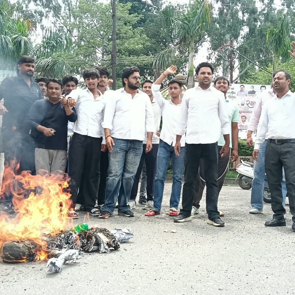 अखिलेश यादव के बयान पर भड़के रालोद कार्यकर्ता:मुजफ्फरनगर में महावीर चौक पर फूंका पुतला, किसानों और युवाओं में आक्रोश