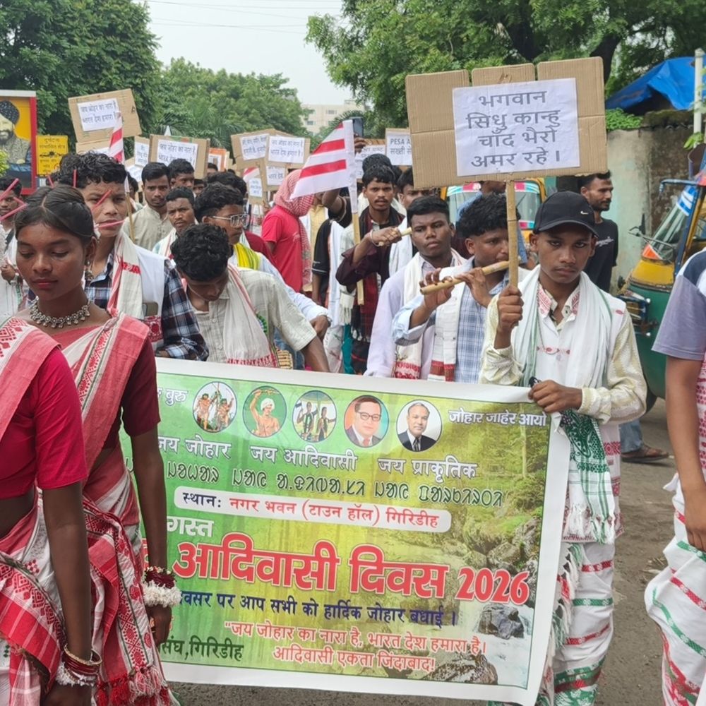 गिरिडीह में आदिवासी महोत्सव को लेकर निकली रैली:नगर भवन में दिखी संस्कृति-परंपरा की झलक, पारंपरिक वेशभूषा-नृत्य बने आकर्षण का केंद्र