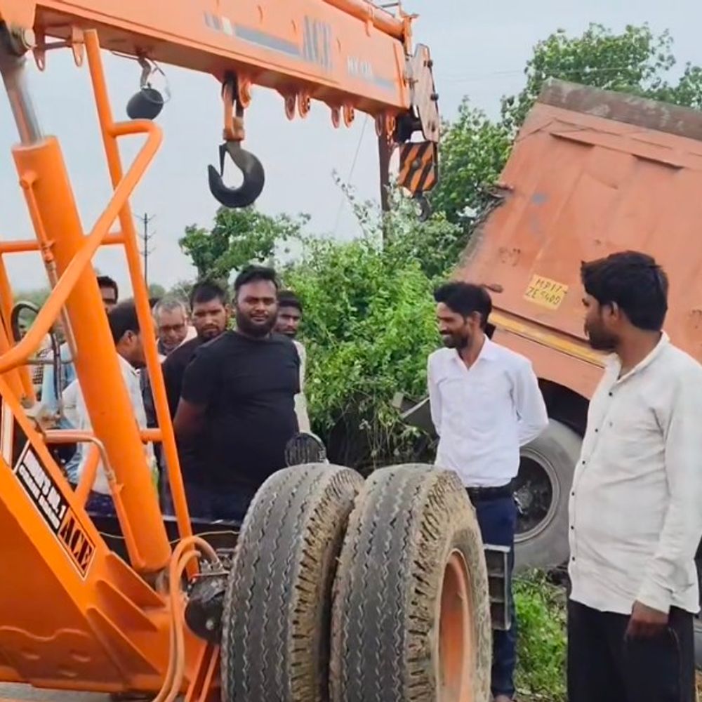 सीधी में तेज रफ्तार ट्रक खाई में पलटा:चालक गंभीर घायल; क्रेन से निकालने की कोशिश जारी