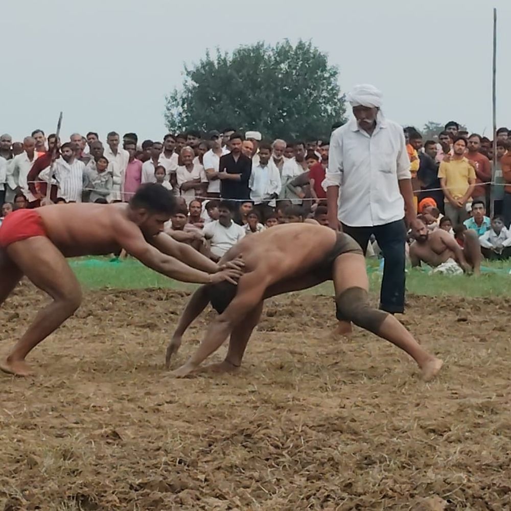 अयोध्या के बाबा ठोकनदास ने जीती कुश्ती:औरैया के क्योंटरा दंगल में हरियाणा, पंजाब, बिहार, यूपी के पहलवानों ने दिखाए दांव