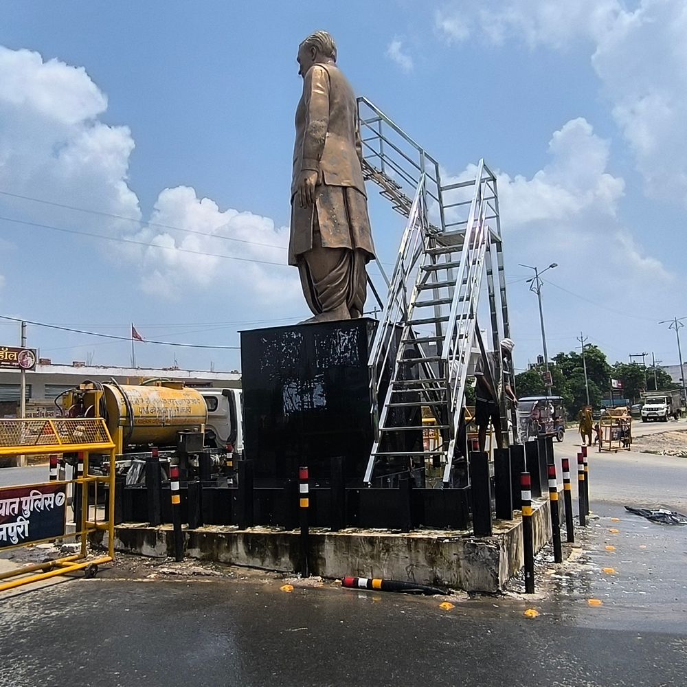 मैनपुरी में 15 अगस्त की तैयारी:महापुरुषों की प्रतिमाओं और चौराहों की हो रही सफाई