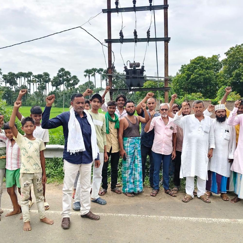 बैजनाथपुर में बिजली व्यवस्था की खराब स्थिति को लेकर प्रदर्शन:ग्रामीणों ने की जर्जर तार बदलने और बिजली आपूर्ति बहाल करने की मांग