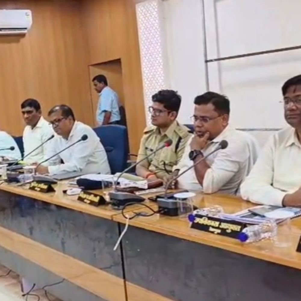 DM ने सड़क सुरक्षा बैठक में दिए सख्त निर्देश:बिना हेलमेट-सीटबेल्ट, तेज रफ्तार पर चलेगा अभियान; कहा-ब्लैक स्पॉट पर पेड़ों में लगेंगे रिफ्लेक्टिव टेप