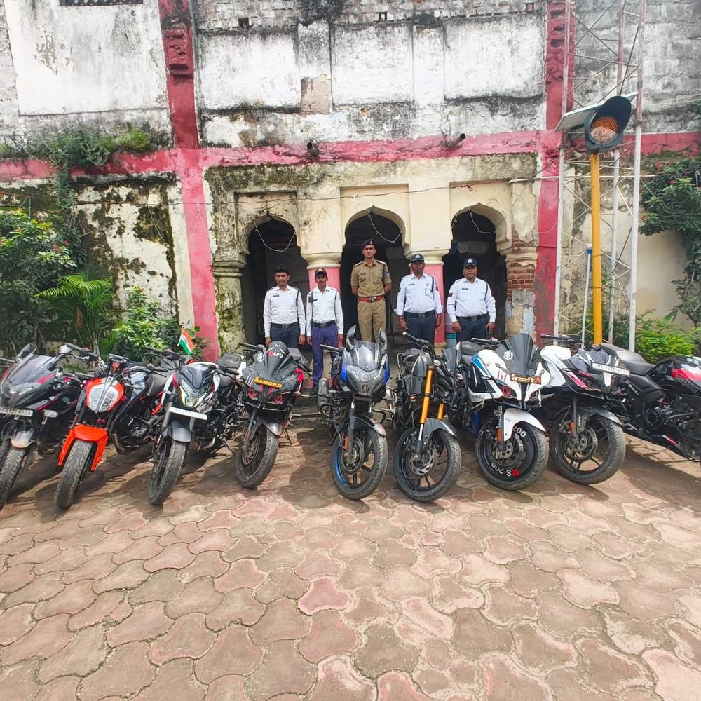 झाबुआ पुलिस ने मोडिफाइड साइलेंसर पर की कार्रवाई:₹15,000 जुर्माना वसूला, स्टंटबाजों पर भी सख्त निगरानी