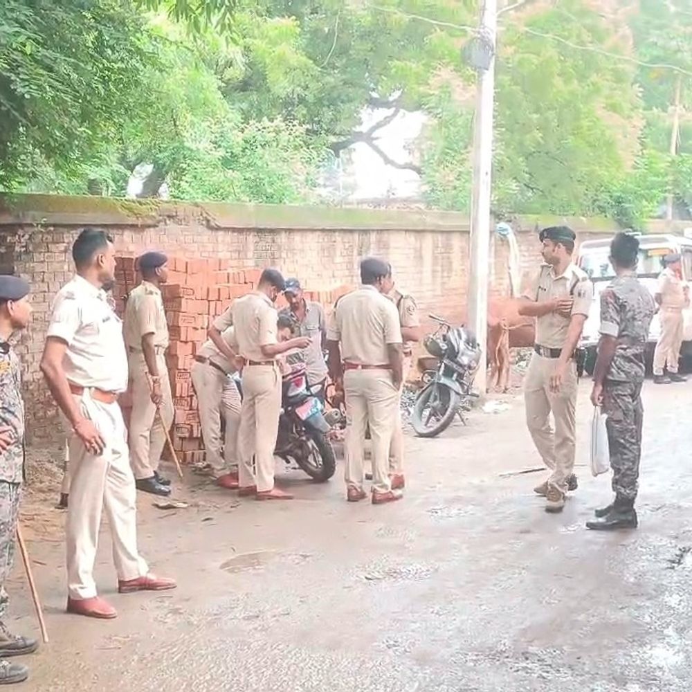नवादा के मिर्जापुर में मिला अज्ञात युवक का शव:घर के बाहर जमीन पर था बॉडी, महिला ने पुलिस को दी सूचना