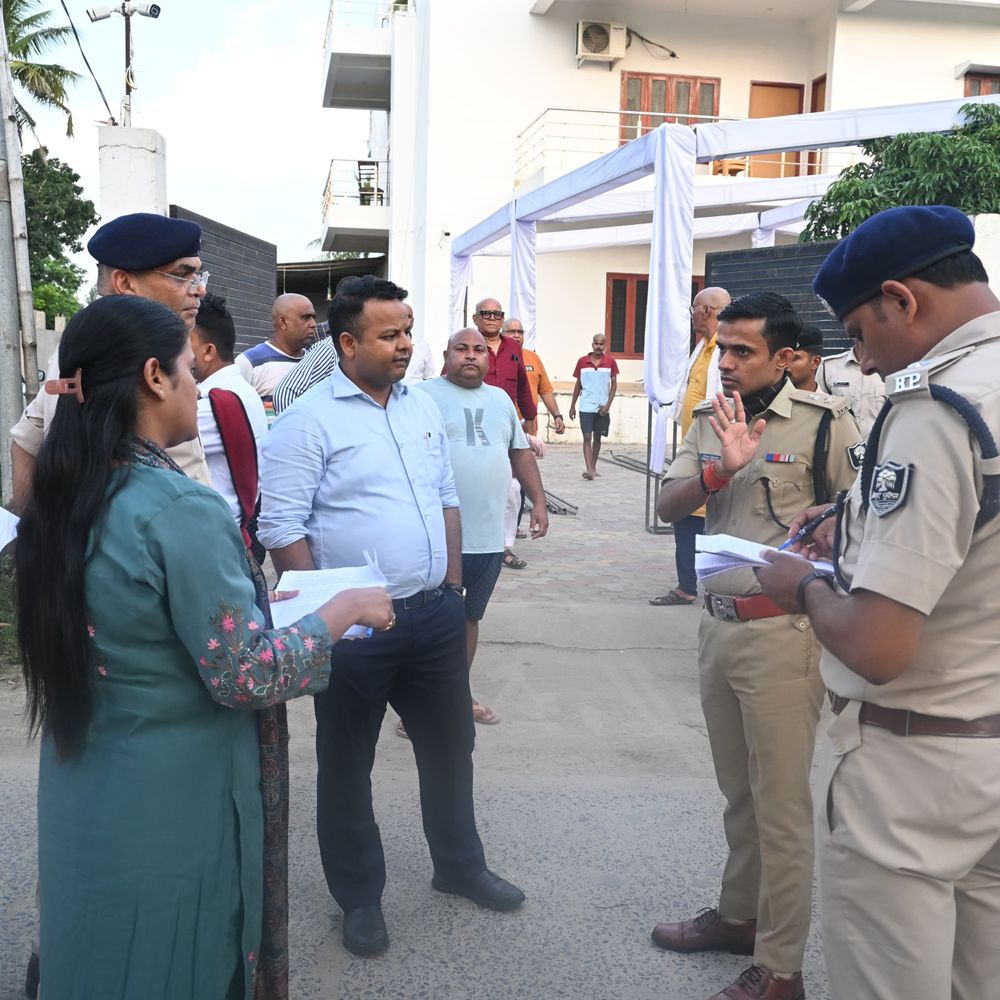 CM के संभावित गोपालगंज दौरे को लेकर प्रशासन अलर्ट:DM-SP ने बिस्कोमान हेलीपैड के लैंडिंग और टेक-ऑफ एरिया का मुआयना किया