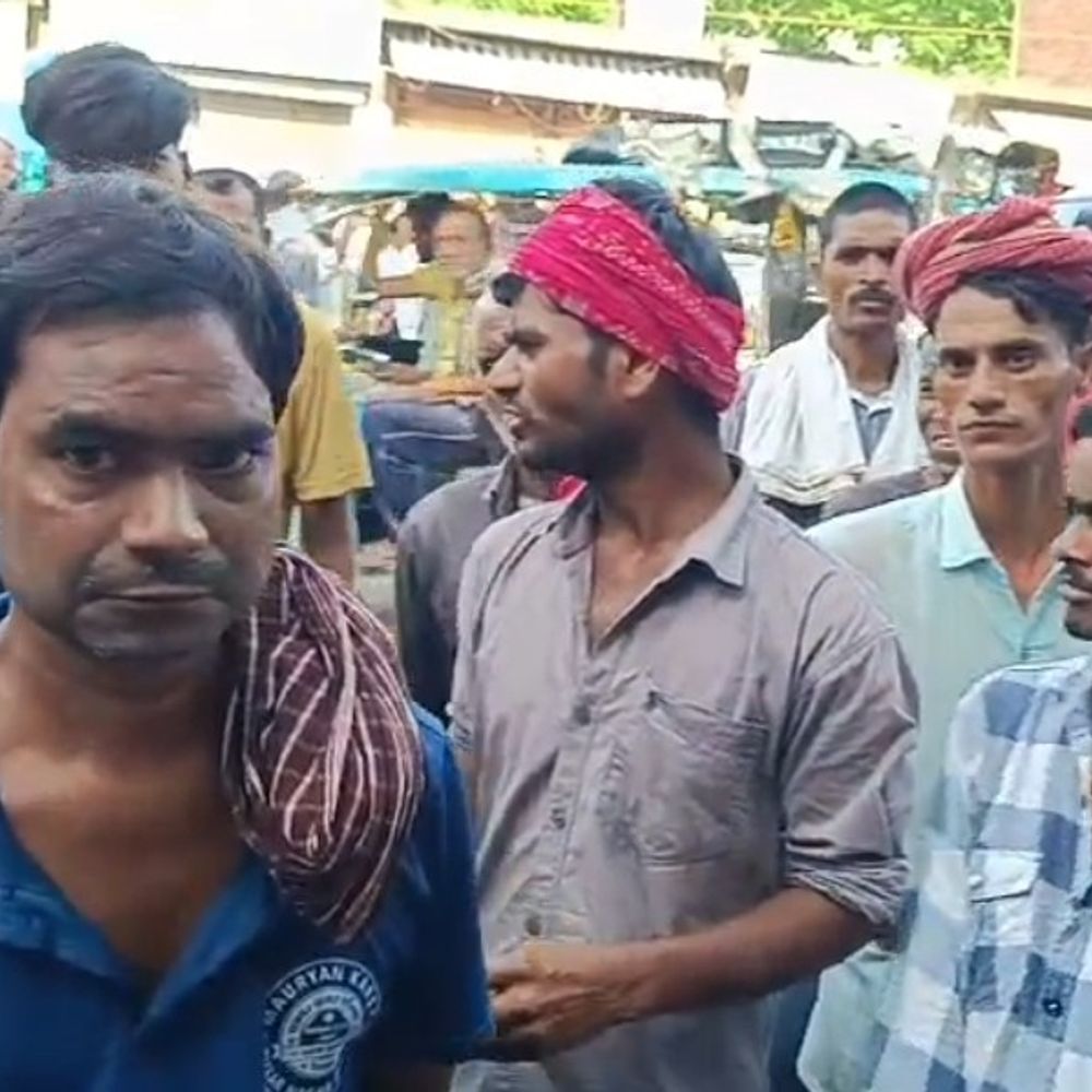 सफाई कर्मियों की हड़ताल से सड़कों पर कचरे के ढेर:बक्सर में पूरी मजदूरी नहीं मिलने से काम बंद, बाजारों में गंदगी से लोग परेशान