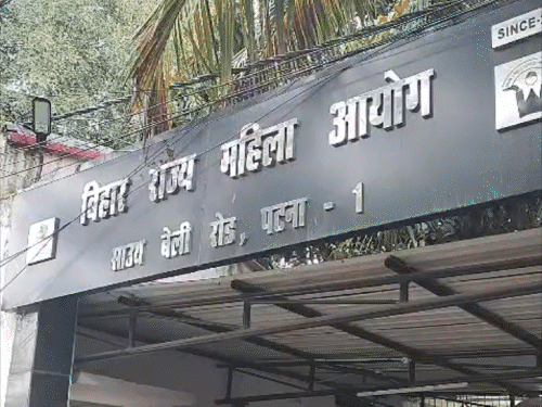 ’40 साल के आदमी से शादी नहीं, पढ़ाई करनी है’:21 साल की युवती घर से भागकर पटना पहुंची, महिला आयोग में बोली- मैं अफसर बनना चाहती हूं