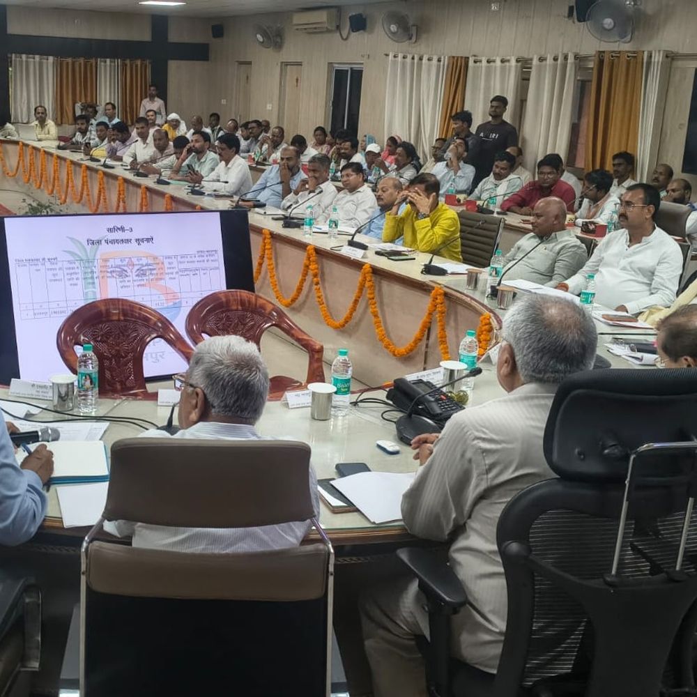 बलरामपुर पहुंची पिछड़ा वर्ग आयोग की पांच सदस्यीय टीम:पंचायत चुनाव को लेकर आरक्षण और सामाजिक-आर्थिक स्थिति का लिया जायजा