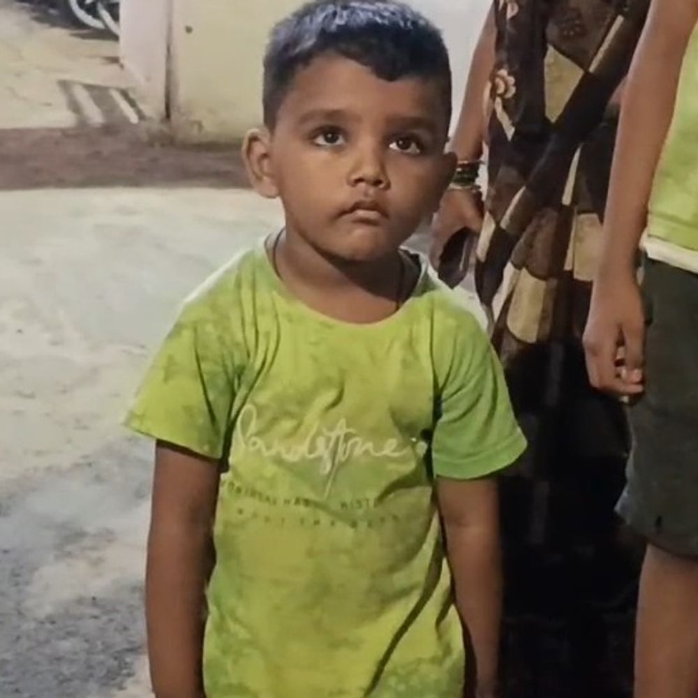 टॉफी दिलाने के बहाने बच्चे के अपहरण का प्रयास:सीतापुर में लोगों ने महिला को पकड़ा, पुलिस पूछताछ में जुटी