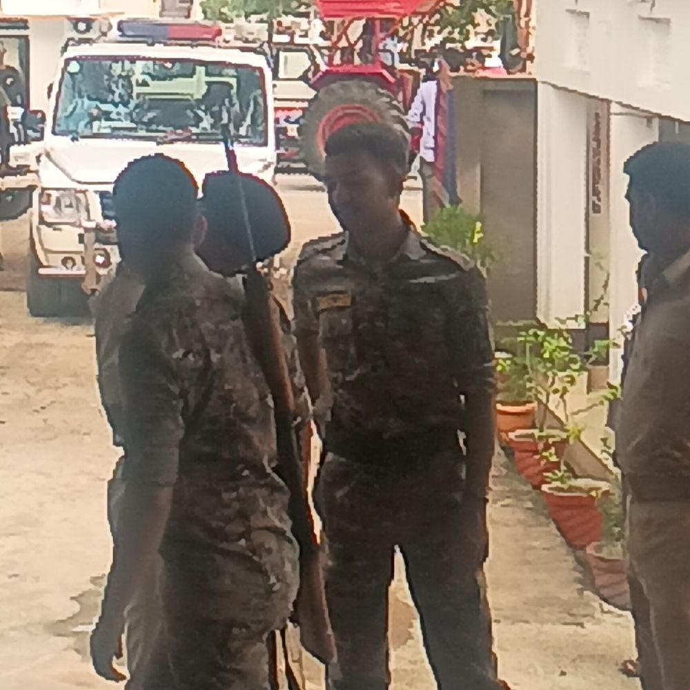 पुलिस टीम पर हमला, महिला सिपाही समेत दो घायल:रामगढ़ के किशनपुरा में डायल 112 वाहन पर पथराव, आधा दर्जन लोग हिरासत में