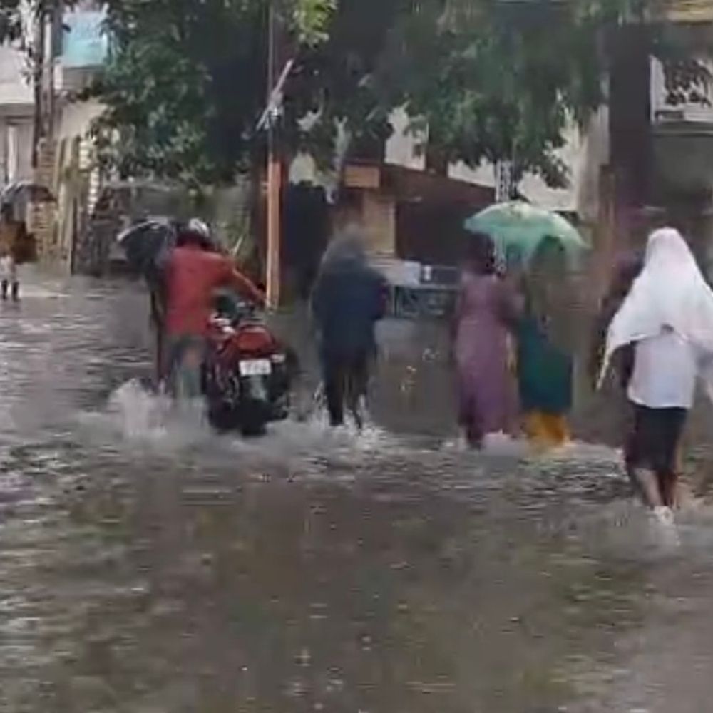 संभल में 3 घंटे की बारिश से सड़कें जलमग्न:चंदौसी में 16 मिमी बारिश, स्कूल-काम पर निकले लोगों को हुई परेशानी