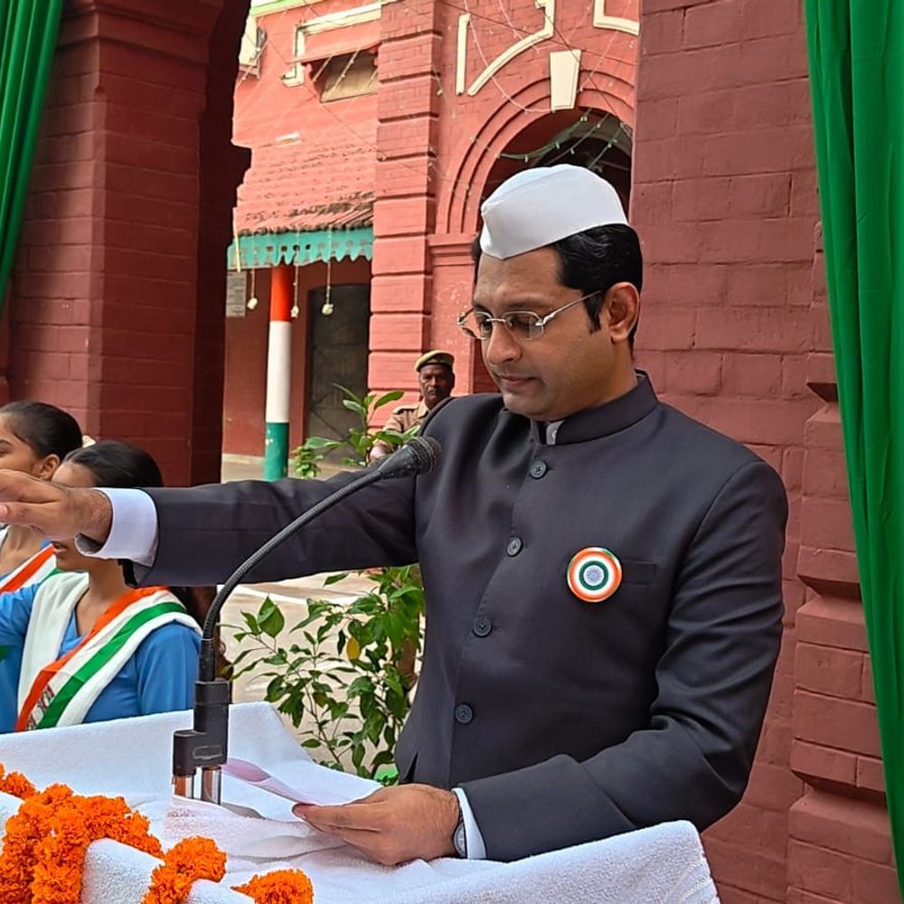 जौनपुर कलेक्ट्रेट में 80वां स्वतंत्रता दिवस मना:कलेक्ट्रेट में DM ने फहराया तिरंगा, अधिकारियों-कर्मचारियों को दिलाई पंचप्रण की शपथ