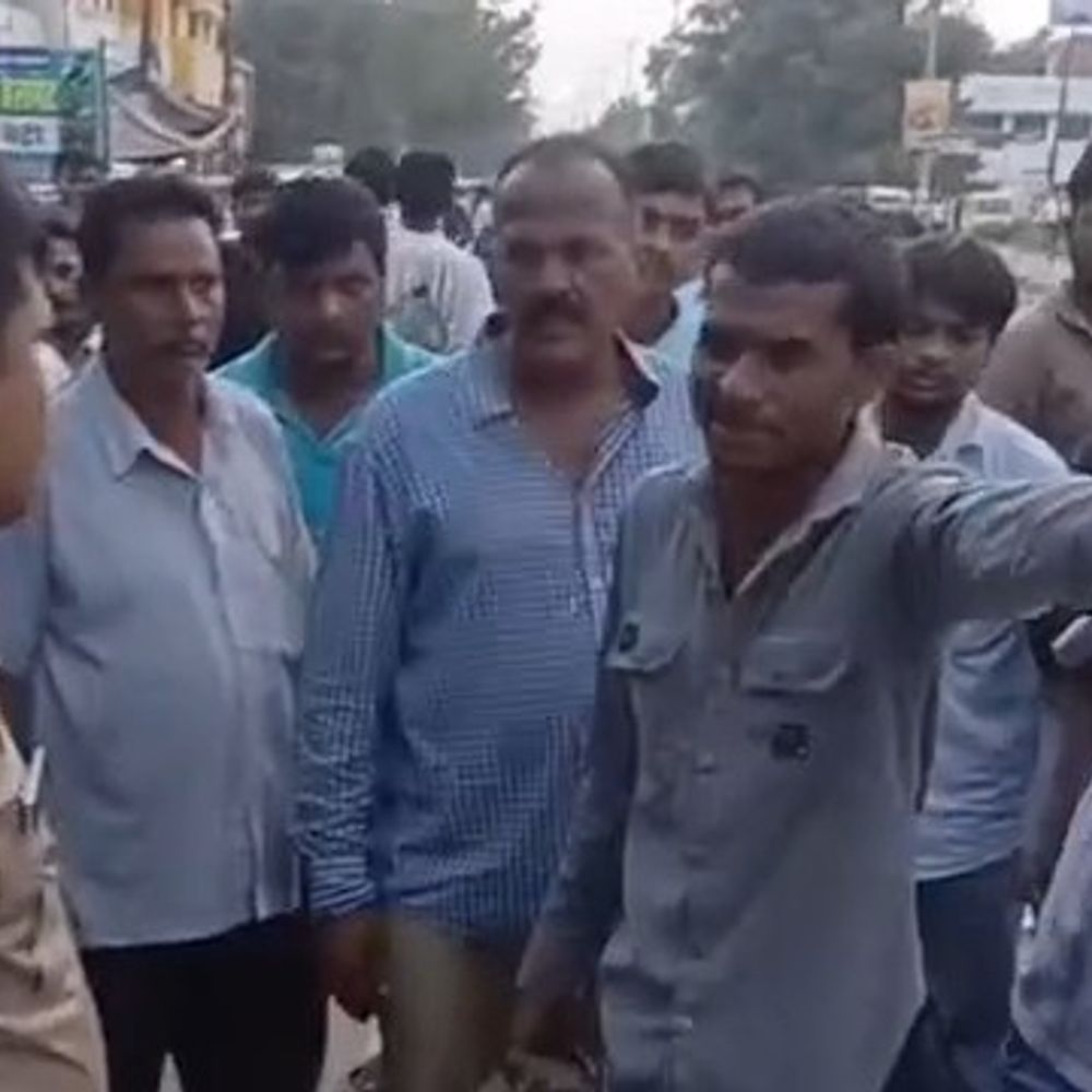गोंडा में ARTO टीम की जांच के दौरान हंगामा:सवारी भर रही कार को पकड़ने पर परिवहन टीम से भिड़े चालक, पत्थर लेकर हमले की कोशिश