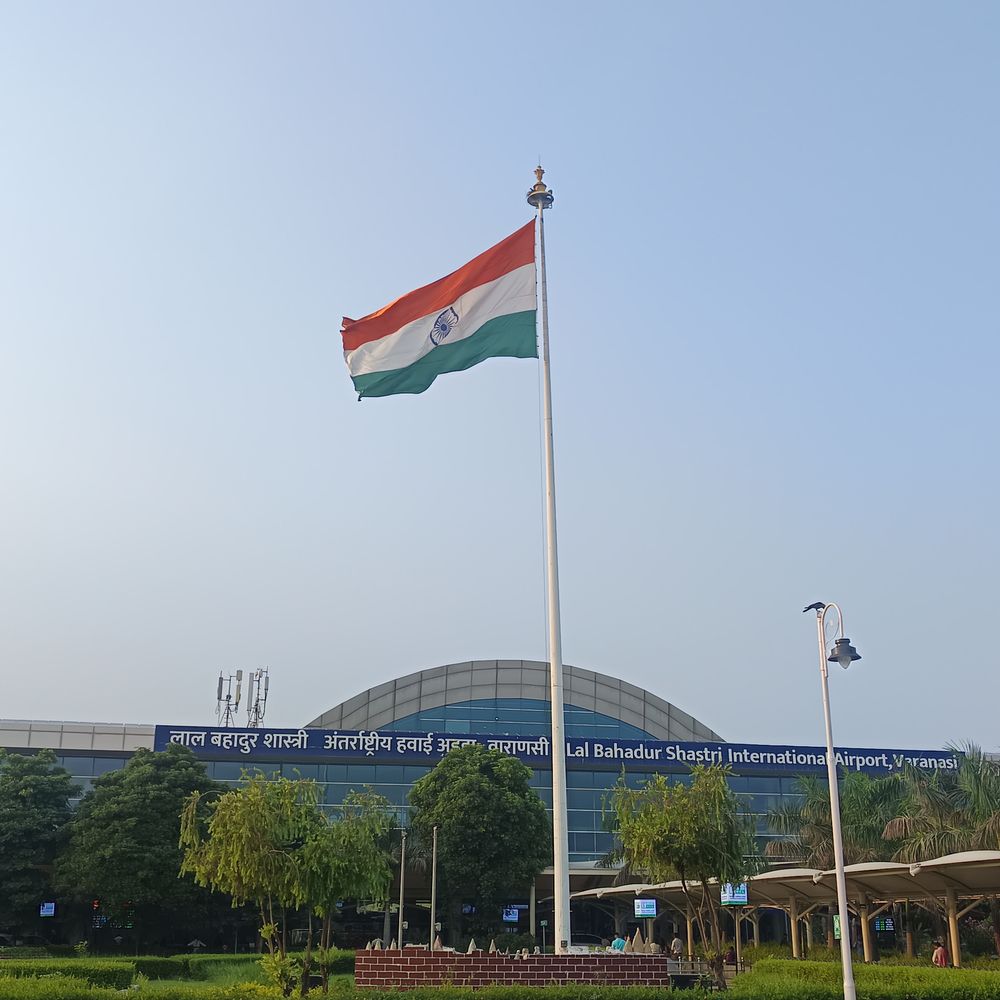 वाराणसी एयरपोर्ट पर यात्री से 10 लाख नकद बरामद:नवी मुंबई से आया था सुल्तानपुर का युवक, बोला- जमीन खरीदने आया हूं
