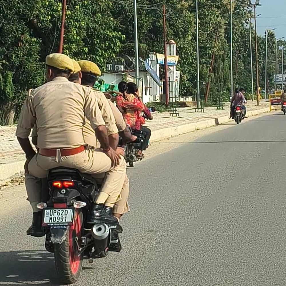 सिद्धार्थनगर में एक बाइक पर बिना हेलमेट निकले 3 पुलिसकर्मी:साड़ी तिराहे पर कैमरे में कैद हुई तस्वीर; ट्रैफिक इंस्पेक्टर बोले- होगी कार्रवाई